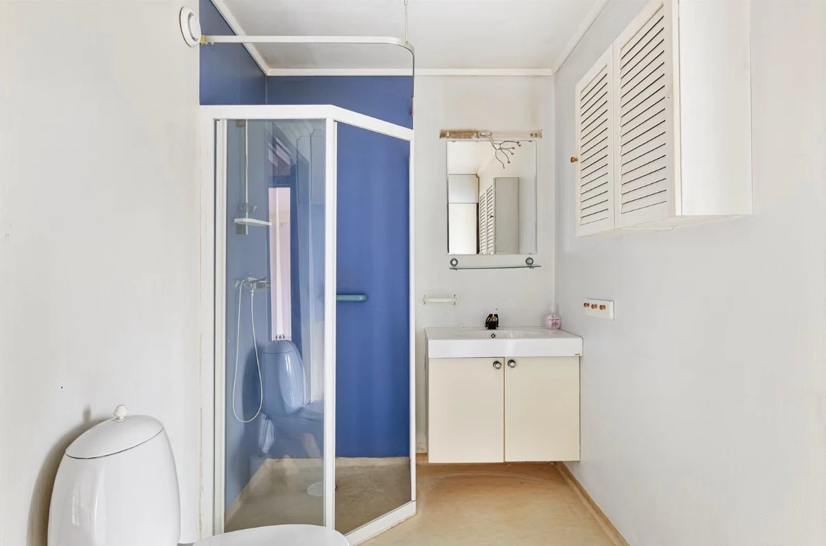 Badet før renovering, med eldre innredning og dusjkabinett